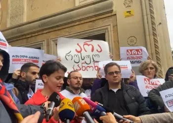 “არა რუსულ კანონს” – პარლამენტის შიგნით და გარეთ “ხალხის ძალის” კანონპროექტს აპროტესტებენ