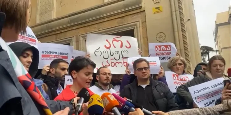 “არა რუსულ კანონს” – პარლამენტის შიგნით და გარეთ “ხალხის ძალის” კანონპროექტს აპროტესტებენ