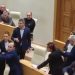 ტარიელ ნაკაიძეს მიკროფონი უმრავლესობის კიდევ ერთმა წევრმა ესროლა-პარლამენტის სხდომა