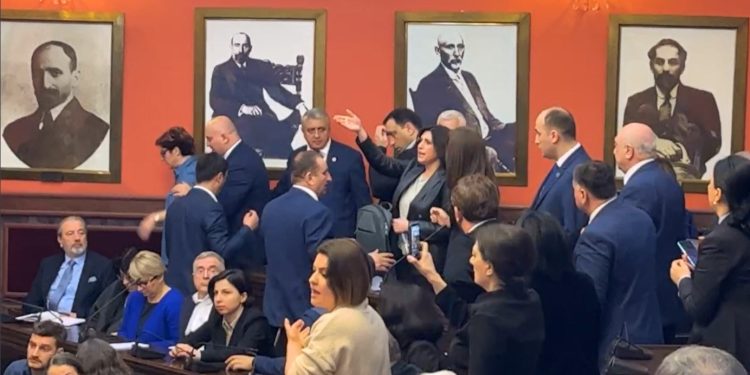 იურიდიულ საკითხთა კომიტეტის სხდომიდან ოპოზიციონერი დეპუტატების ნაწილი გააძევეს