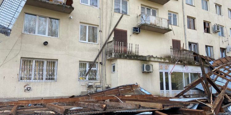 ვიდეო – ძლიერმა ქარმა ოზურგეთში პრობლემები გამოიწვია