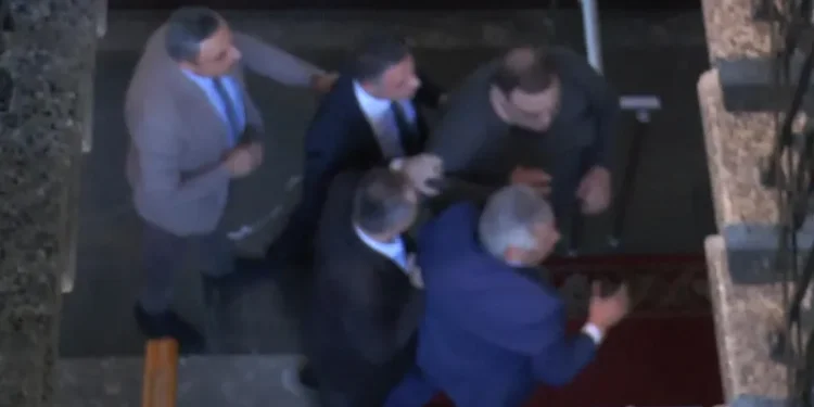 ვიდეო – პარლამენტის დერეფანში ქართული ოცნების დეპუტატები გუბაზ სანიკიძეს ფიზიკურად დაუპირისპირდნენ