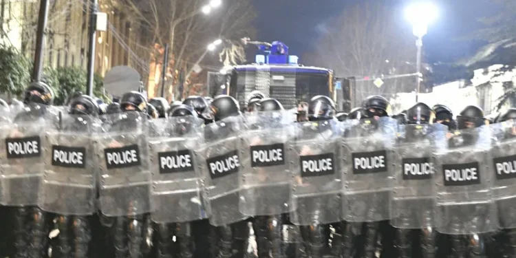 პარლამენტის მიმდებარე ტერიტორია სპეცრაზმმა სრულად დაიკავა