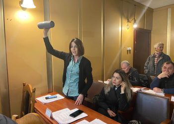 რუსეთის ჰიმნი ოზურგეთის საკრებულოს სხდომაზე – ოპოზიციის პროტესტი