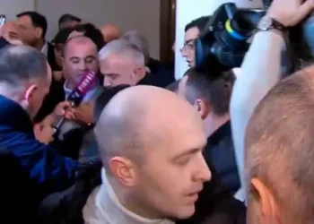 კომიტეტების ერთობლივ სხდომაზე, სადაც ე.წ. აგენტების შესახებ კანონპროექტების განხილვა უნდა დაიწყოს, ფიზიკური და სიტყვიერი დაპირისპირებაა