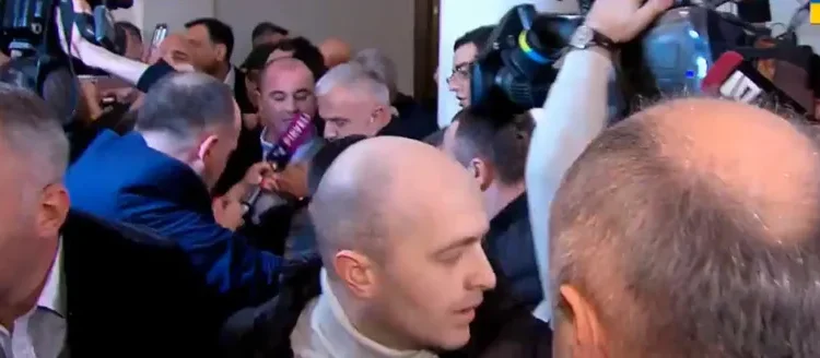 კომიტეტების ერთობლივ სხდომაზე, სადაც ე.წ. აგენტების შესახებ კანონპროექტების განხილვა უნდა დაიწყოს, ფიზიკური და სიტყვიერი დაპირისპირებაა