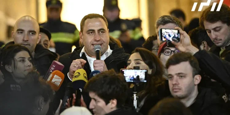 აქციის მონაწილეები „ქართულ ოცნებას“ ე.წ. აგენტების შესახებ კანონის უკან გაწვევისა და აქციაზე დაკავებული პირების გათავისუფლების მოთხოვნით მიმართავენ, რისთვისაც 1-საათიან ვადას აძლევენ