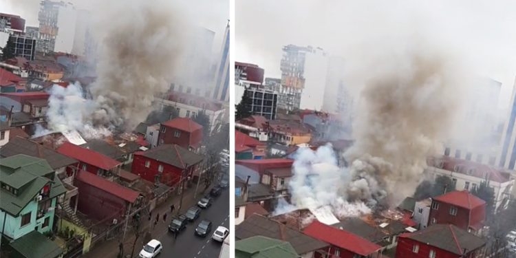 ხანძარი ბათუმში – ცეცხლი რამდენიმე სახლს უკიდია