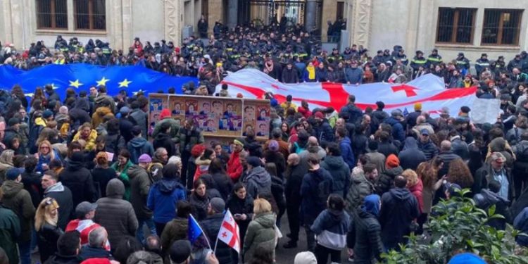 საპროტესტო აქციის მონაწილეებმა პარლამენტის შენობას კვერცხები ესროლეს