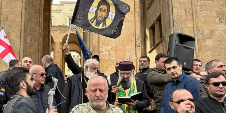 საპატრიარქო აკრიტიკებს იმ სასულიერო პირს, რომელიც გუშინ “ალტ-ინფოს” აქციაზე იდგა