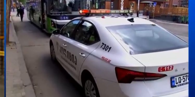 თბილისში, ავტობუსში კაცი დაჭრეს