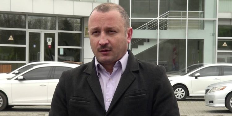 „ჩამტენეს მანქანაში, მირტყამდნენ მუშტებს“ – გორში პოლიციას სიტყვიერ და ფიზიკურ ძალადობაში ადანაშაულებენ