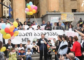 „წამალი ბავშვებს“ – ამ ლოზუნგით აქონდროპლაზიის დიაგნოზის მქონე ბავშვების მხარდასაჭერად პარლამენტთან აქცია იმართება