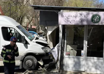 თბილისში მიკროავტობუსი სილამაზის სალონში შევარდა