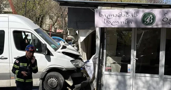 თბილისში მიკროავტობუსი სილამაზის სალონში შევარდა