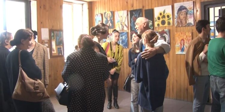 17 წლის მარიამ დოლიძის პირველი გამოფენა ოზურგეთის სამხატვრო სკოლაში