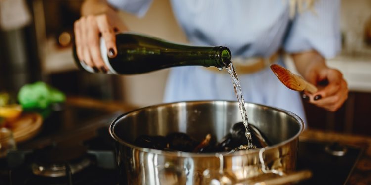 რატომ ვამატებთ კერძში ალკოჰოლს? – ის, რაც ყველამ არ იცის