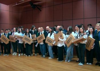 ოზურგეთში 82 წარჩინებული მოსწავლე კომპიუტერით დაჯილდოვდა