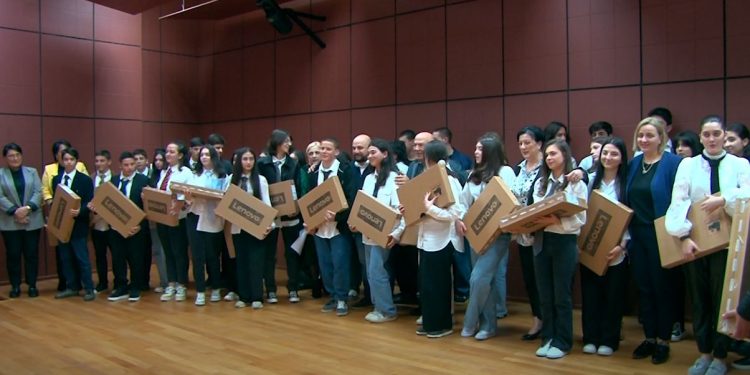 ოზურგეთში 82 წარჩინებული მოსწავლე კომპიუტერით დაჯილდოვდა