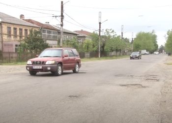 ორმოები და დაზიანებული ასფალტი – ოზურგეთში ცენტრალურ ქუჩებზე მოძრაობა თანდათან რთულდება