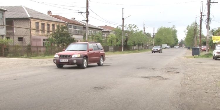 ორმოები და დაზიანებული ასფალტი – ოზურგეთში ცენტრალურ ქუჩებზე მოძრაობა თანდათან რთულდება