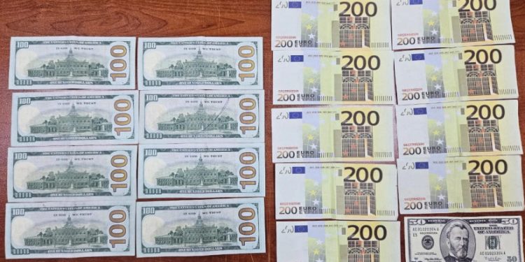 ყალბი 2 200 აშშ დოლარის გასაღების ფაქტზე, ორი პირი დააკავეს