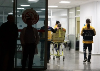 თურქეთში, კაცმა მეჩეთიდან გამოსულ ადამიანებს ცეცხლი გაუხსნა