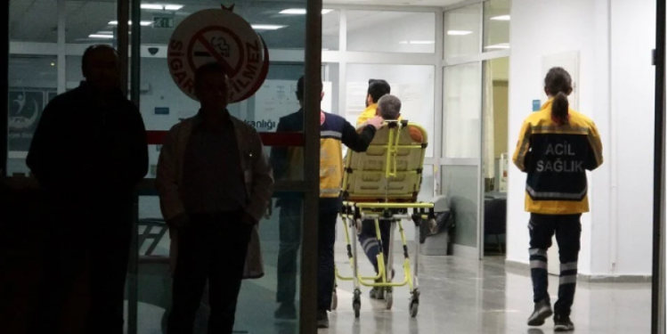 თურქეთში, კაცმა მეჩეთიდან გამოსულ ადამიანებს ცეცხლი გაუხსნა