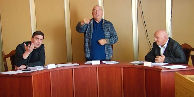 ოზურგეთის საკრებულოს მორიგი ხმაურიანი სხდომა