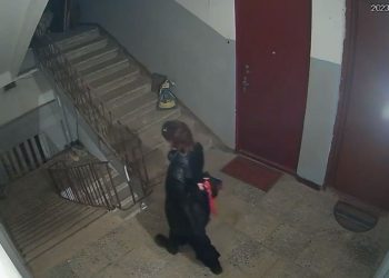 “ფრთხილად იყავით და კარები არავის გაუღოთ”- სოციალურ ქსელში ვიდეო ვრცელდება სადაც უცნობი პირები კორპუსის ბინებში დადიან