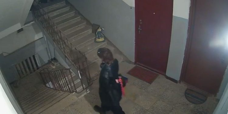 “ფრთხილად იყავით და კარები არავის გაუღოთ”- სოციალურ ქსელში ვიდეო ვრცელდება სადაც უცნობი პირები კორპუსის ბინებში დადიან
