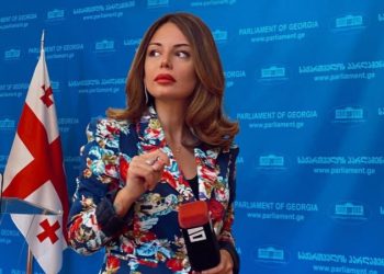 პარლამენტის აპარატმა “მთავარი არხის” ჟურნალისტს აკრედიტაცია 1 თვით შეუჩერა