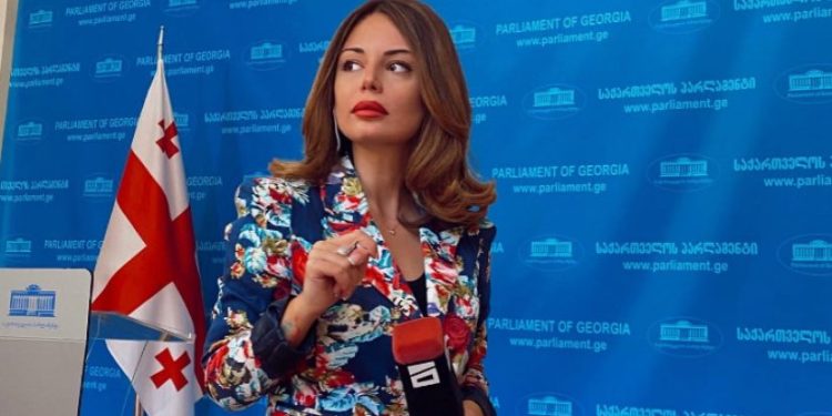 პარლამენტის აპარატმა “მთავარი არხის” ჟურნალისტს აკრედიტაცია 1 თვით შეუჩერა