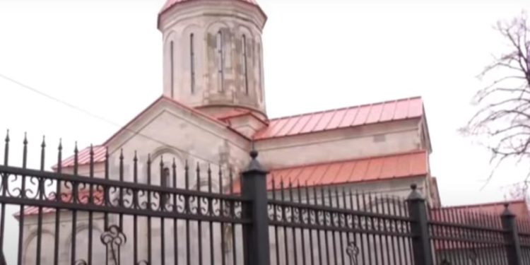 ხაშურის ეპარქიაში ეპისკოპოსს მრევლი აღსარების გათქმაში ადანაშაულებს