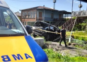 მაღალი სიჩქარით მოძრავი ჯიპი ბორდიურს შეეჯახა და საცხოვრებელი სახლის ეზოში შევარდა