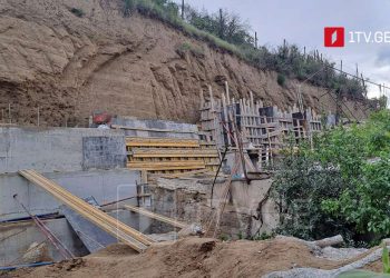 თბილისში კედლის მოწყობის სამუშაოების დროს ფერდობი ჩამოიშალა, რის შედეგადაც ორი ადამიანი დაიღუპა