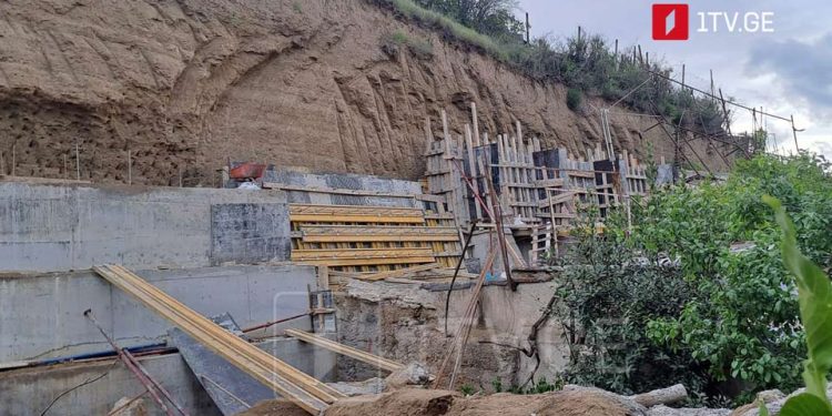 თბილისში კედლის მოწყობის სამუშაოების დროს ფერდობი ჩამოიშალა, რის შედეგადაც ორი ადამიანი დაიღუპა