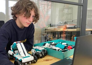 მე სხვა პლანეტიდან ჩამოვფრინდი, ჩემს პლანეტას ,,ასტეროიდ ბ_612″ ჰქვია” – 13 წლის ოზურგეთელი ბიჭუნას ისტორია რობოტების სამყაროდან