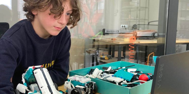 მე სხვა პლანეტიდან ჩამოვფრინდი, ჩემს პლანეტას ,,ასტეროიდ ბ_612″ ჰქვია” – 13 წლის ოზურგეთელი ბიჭუნას ისტორია რობოტების სამყაროდან