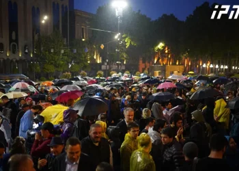 პარლამენტთან, რუსეთ-საქართველოს შორის პირდაპირი ფრენების საწინააღმდეგო აქცია მიმდინარეობს