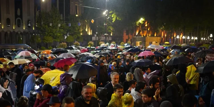 პარლამენტთან, რუსეთ-საქართველოს შორის პირდაპირი ფრენების საწინააღმდეგო აქცია მიმდინარეობს