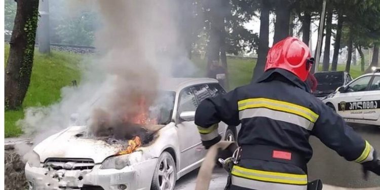 ბათუმში მოძრავ ავტომობილს ცეცხლი გაუჩნდა
