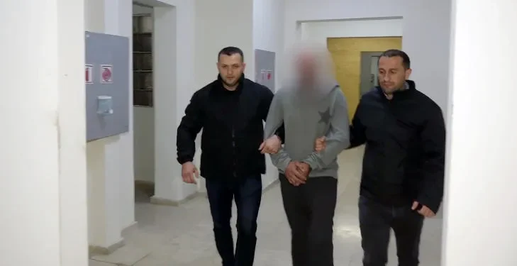 დააკავეს პირი, რომელმაც ნათესავ ქალს ხელკეტისა და ელექტროშოკის გამოყენებით დაზიანებები მიაყენა, რის შედეგადაც იგი ადგილზე გარდაიცვალა