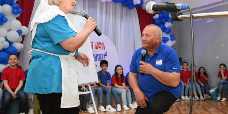 სცენაზეა ბებიები და ბაბუები- პოზიტივით სავსე სასკოლო ღონისძიება მე-4 საჯარო სკოლაში