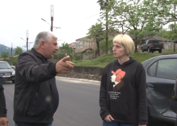 ვიდეო – ოზურგეთში პატრულს მოქალაქეები ავტოსაგზაო შემთხვევის გამოწვევაში ადანაშაულებენ