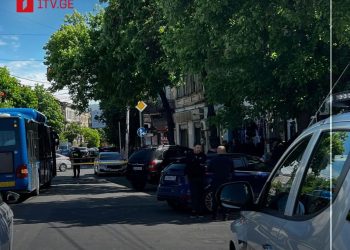 თბილისში ცეცხლსასროლი იარაღიდან მამაკაცი დაჭრეს – გაქცევის დროს მანქანა ავტობუსს დაეჯახა