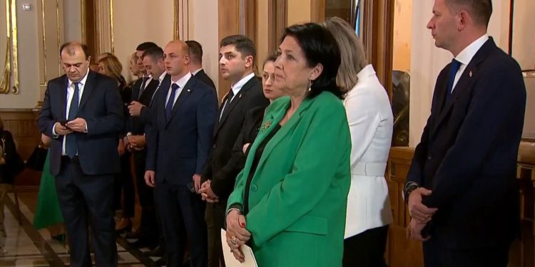 “დიდი ხანია არაფერი მწყინს” – პრეზიდენტი დიასპორის ფორუმზე ფეხზე იდგა