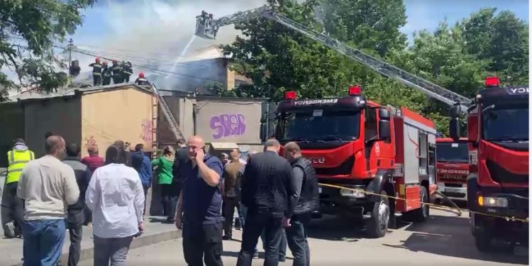 თბილისში სამსართულიან სახლში ხანძარია