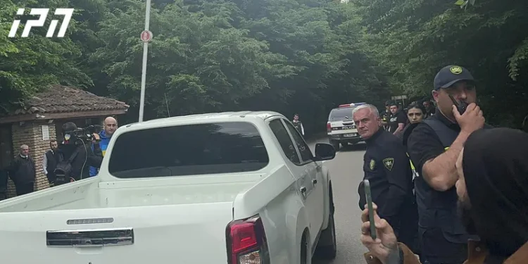 „ყვარლის ტბასთან“ აქტივისტებმა სასტუმროდან გამოსულ მიკროავტობუსებს კვერცხები დაუშინეს – პოლიცია აქციის მონაწილეებს აკავებს