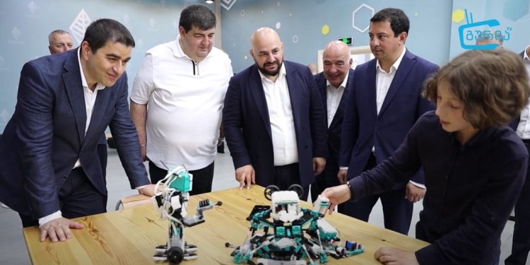 საქართველოს პარლამენტის თავმჯდომარემ ოზურგეთის ტექნოპარკი დაათვალიერა